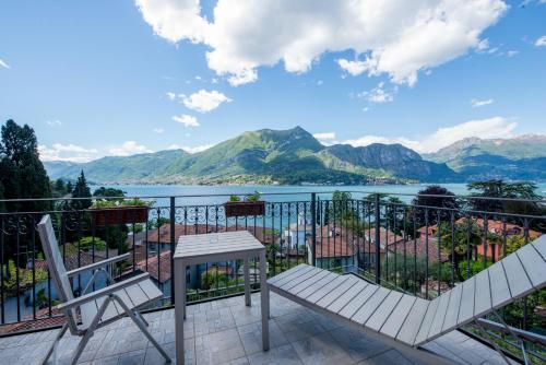 uma varanda com vista para um lago e para as montanhas em Albergo Silvio em Bellagio