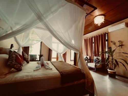 Postel nebo postele na pokoji v ubytování Tangkoko Sanctuary Villa