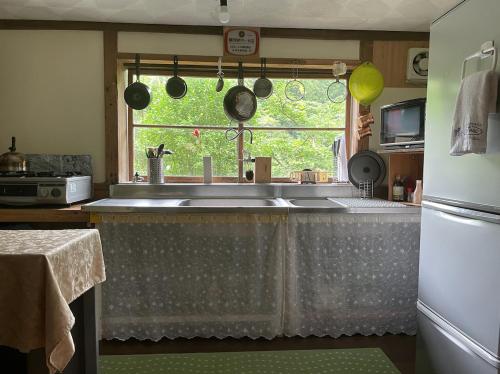 Kuchyň nebo kuchyňský kout v ubytování ペット可 鴻の巣温泉 Konosu Onsen