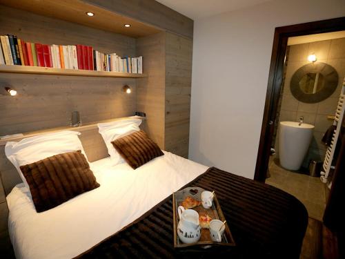 sypialnia z dużym białym łóżkiem z drewnianym zagłówkiem w obiekcie Appartement Valloire, 4 pièces, 9 personnes - FR-1-263-216 w mieście Valloire