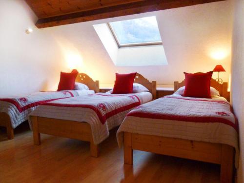 1 dormitorio con 2 camas individuales y almohadas rojas en Appartement Valloire, 6 pièces, 12 personnes - FR-1-263-359, en Valloire