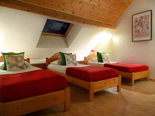 1 dormitorio con 2 camas con sábanas rojas y verdes en Appartement Valloire, 6 pièces, 12 personnes - FR-1-263-358, en Valloire