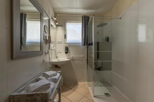 Et badeværelse på Logis Hotel Le Vieux Moulin