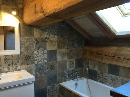a bathroom with a sink and a bath tub at Appartement Valloire, 5 pièces, 10 personnes - FR-1-263-364 in Valloire