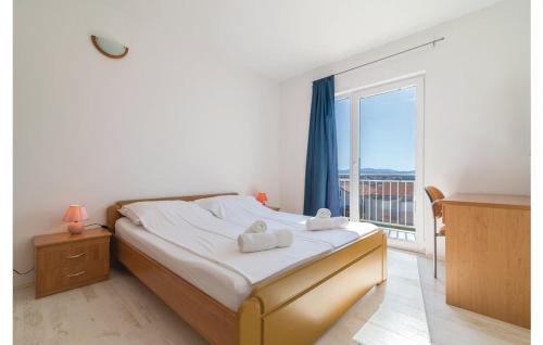 ein Schlafzimmer mit einem Bett und einem großen Fenster in der Unterkunft Apartment RED in Vodice