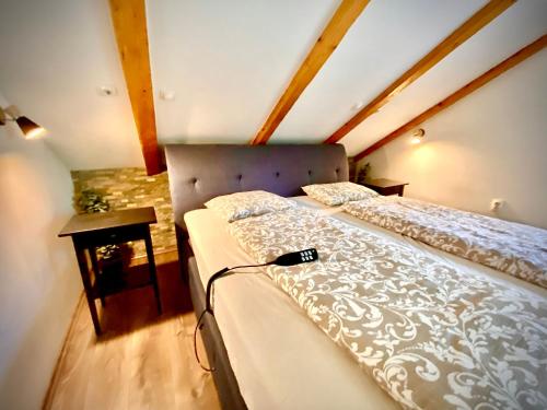 een slaapkamer met een bed op zolder bij House by the River in Plitvica selo