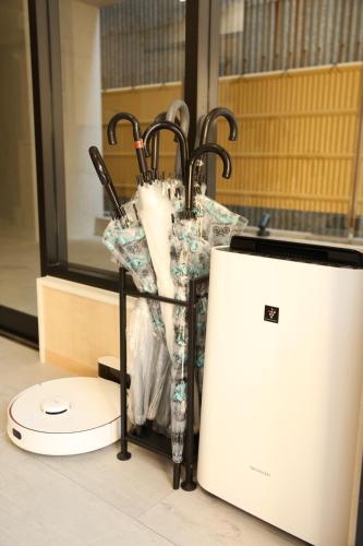 um grupo de utensílios de cozinha num balcão ao lado de um frigorífico em Yoshitsuki kaku - Yoshitsuki Apart Hotel em Tóquio