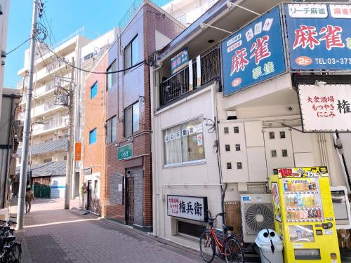 um edifício com placas no lado de uma rua em SKYE HOME em Tóquio
