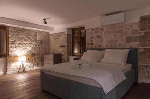 Postel nebo postele na pokoji v ubytování Charming stone apartment with jacuzzi in center of Omiš