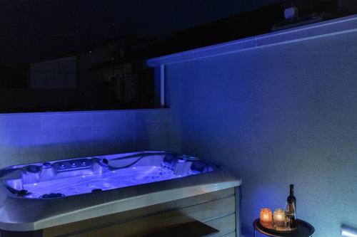 Fotografia z galérie ubytovania Charming stone apartment with jacuzzi in center of Omiš v Omise