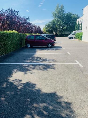 a red van parked in a parking lot at The Originals Access, Hôtel Innostar in Labège