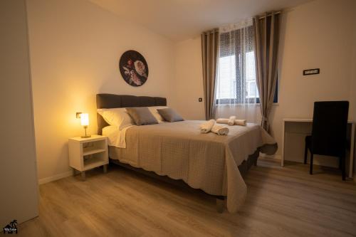 1 dormitorio con 1 cama con 2 toallas en Villa Tome en Vir