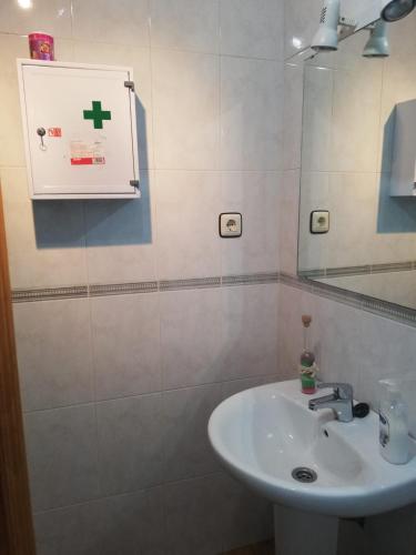 a bathroom with a sink and a mirror at Casa Rural el Picozo in Horcajo de la Ribera