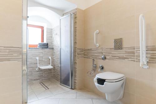 łazienka z toaletą i prysznicem w obiekcie casa vacanza Rosy di Guida Rosy w mieście Giungano