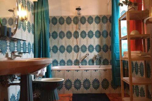 een badkamer met een bad, een wastafel en een douche bij In einer Wohnung durch die Jahrhunderte in Feistritz an der Drau
