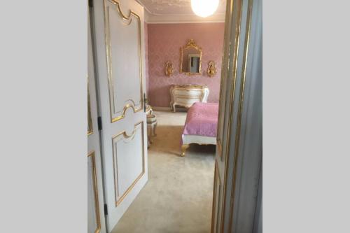 a room with a bedroom with a bed and a door at In einer Wohnung durch die Jahrhunderte in Feistritz an der Drau