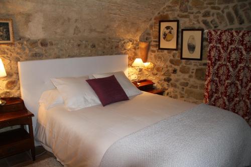 A bed or beds in a room at Mas Vilosa Bed and Breakfast