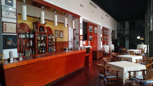 un bar en un restaurante con mesas y sillas en Hotel Escuela Convento Sto Domingo, en Archidona