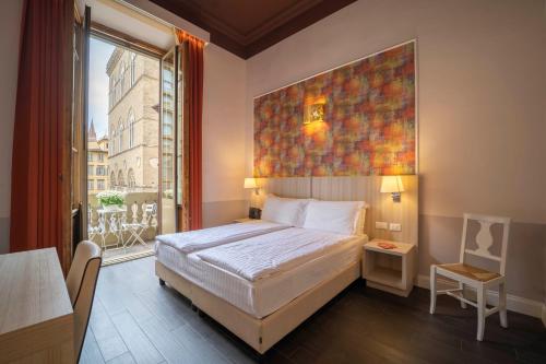 1 dormitorio con 1 cama y una pintura en la pared en B&B Repubblica, en Florencia