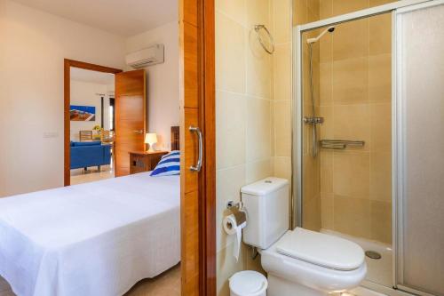 波延薩的住宿－Can Joan，一间带一张床、淋浴和卫生间的浴室