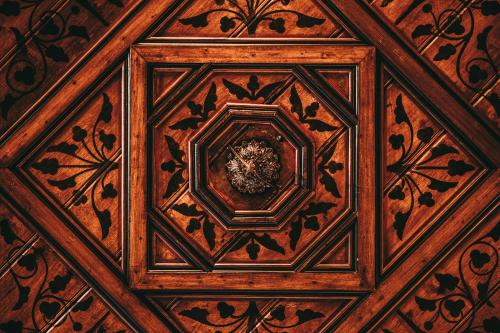 a wooden ceiling with a flower in the center at Romantik Hotel Walhalla in Osnabrück