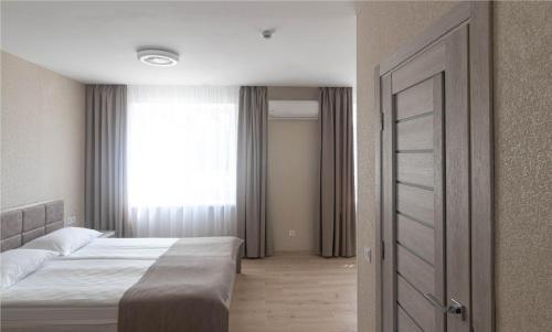 Ένα ή περισσότερα κρεβάτια σε δωμάτιο στο Garden Hotel
