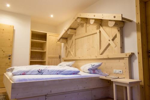Una cama o camas en una habitación de Buachbinder Hof