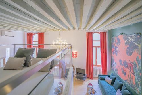 a living room with a ceiling with red curtains at Corte Rubbi 3 Deluxe Studio-Apartment in Venice