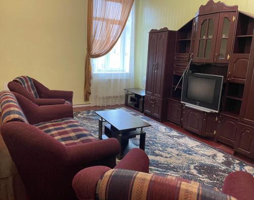 - un salon avec deux chaises et une télévision dans l'établissement Motel Tranzyt Plus, à Girka Polonka