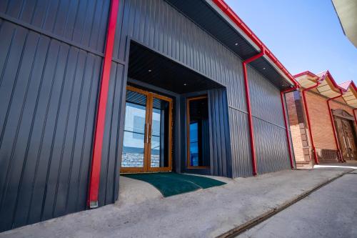 サマルカンドにあるHeartland Hostel Samarkandの大きなドアと窓のある大きな金属製の建物