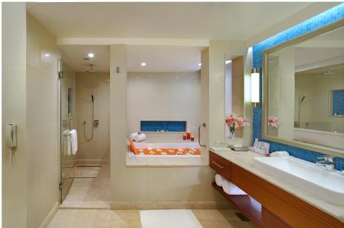 W łazience znajduje się wanna, umywalka i wanna. w obiekcie Fortune Miramar, Goa - Member ITC's Hotel Group w mieście Panaji