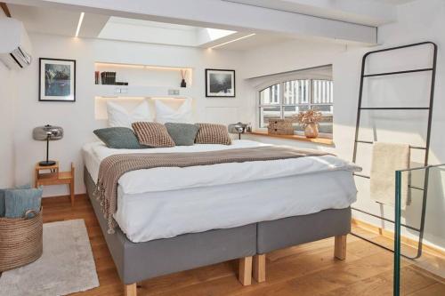 เตียงในห้องที่ Tiny House Loft2d, Terrasse, WIFI, Romantik