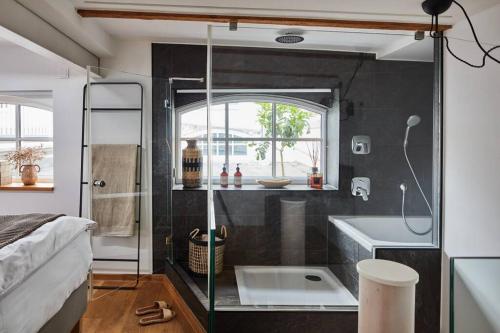 een kleine badkamer met een bad en een wastafel bij Tiny House Loft2d, Terrasse, WIFI, Romantik in Dresden