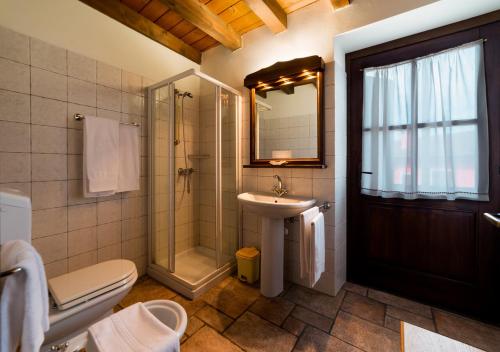 a bathroom with a sink and a shower and a toilet at Agriturismo La Casa Degli Ospiti in Dolegna del Collio