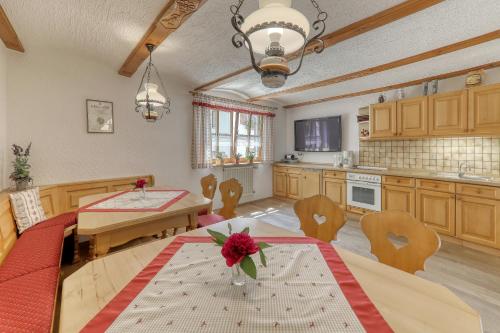 a kitchen with a table with a red table cloth at Wofahanslhof in Eschlkam