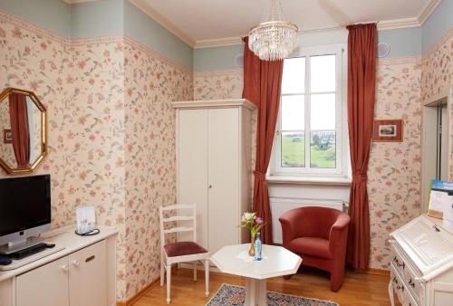 Телевизор и/или развлекательный центр в Schloßhotel Kurfürstliches Amtshaus Dauner Burg