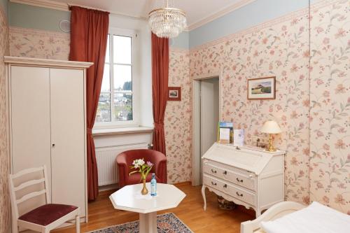 Кровать или кровати в номере Schloßhotel Kurfürstliches Amtshaus Dauner Burg