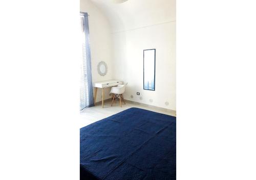 una camera con tappeto blu e specchio di BREZZA MARINA 33 - Castellammare del Golfo a Castellammare del Golfo