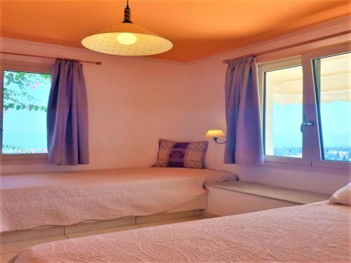 Giường trong phòng chung tại Room in Apartment - Beautiful and Spacious Room near Cretan Sea