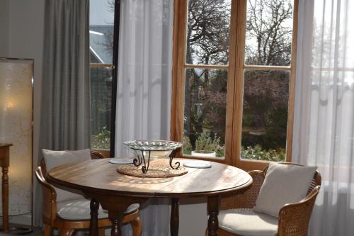 un tavolo e sedie di fronte a una finestra di Mulberry Cottage Unique B&B Accommodation a Richmond
