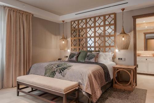 Кровать или кровати в номере Royal River, Luxury Hotel - Adults Only