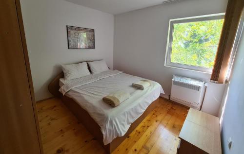 1 dormitorio pequeño con 1 cama con 2 toallas en Casa Bella, en Dognecea