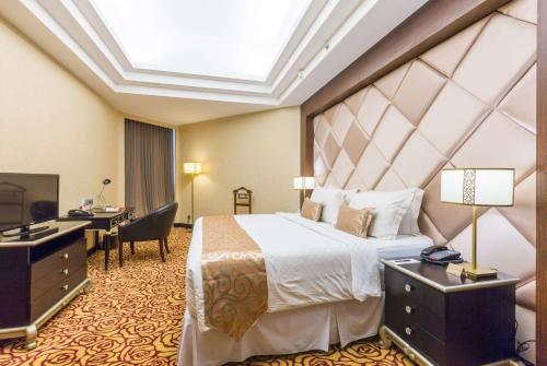 Tempat tidur dalam kamar di Wyndham Surabaya