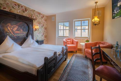 Кровать или кровати в номере Schloßhotel Kurfürstliches Amtshaus Dauner Burg