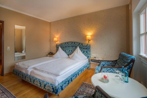 Кровать или кровати в номере Schloßhotel Kurfürstliches Amtshaus Dauner Burg