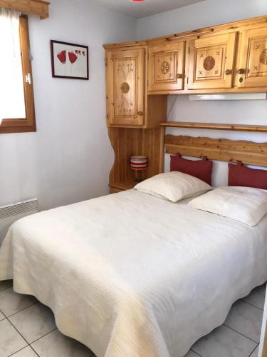 - une chambre avec un grand lit et des placards en bois dans l'établissement VARS Les Claux 05560 Appt Montagne été/hiver 4/6 P, à Vars