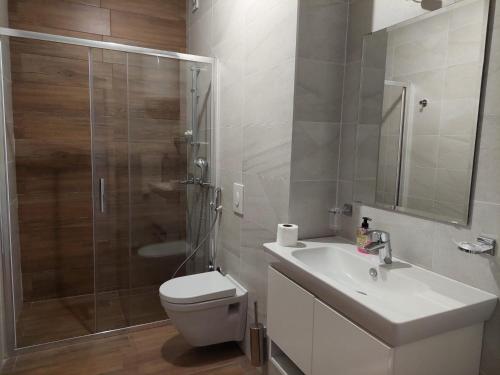 Bilik mandi di Riverside Apartments