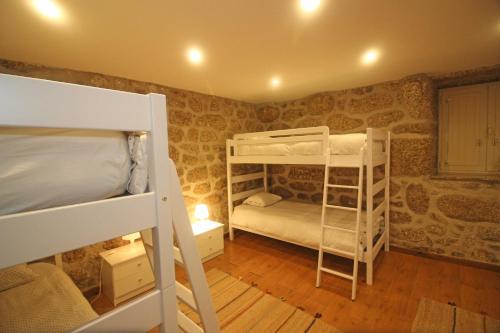 1 dormitorio con 2 literas en una habitación en Casa Ze Rosa, en Gerês