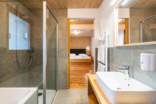 Kylpyhuone majoituspaikassa Hotel Tirolerhof