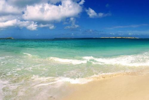 uma vista para o oceano com uma praia de areia em Villa Casalilo, Orient Bay em Orient Bay